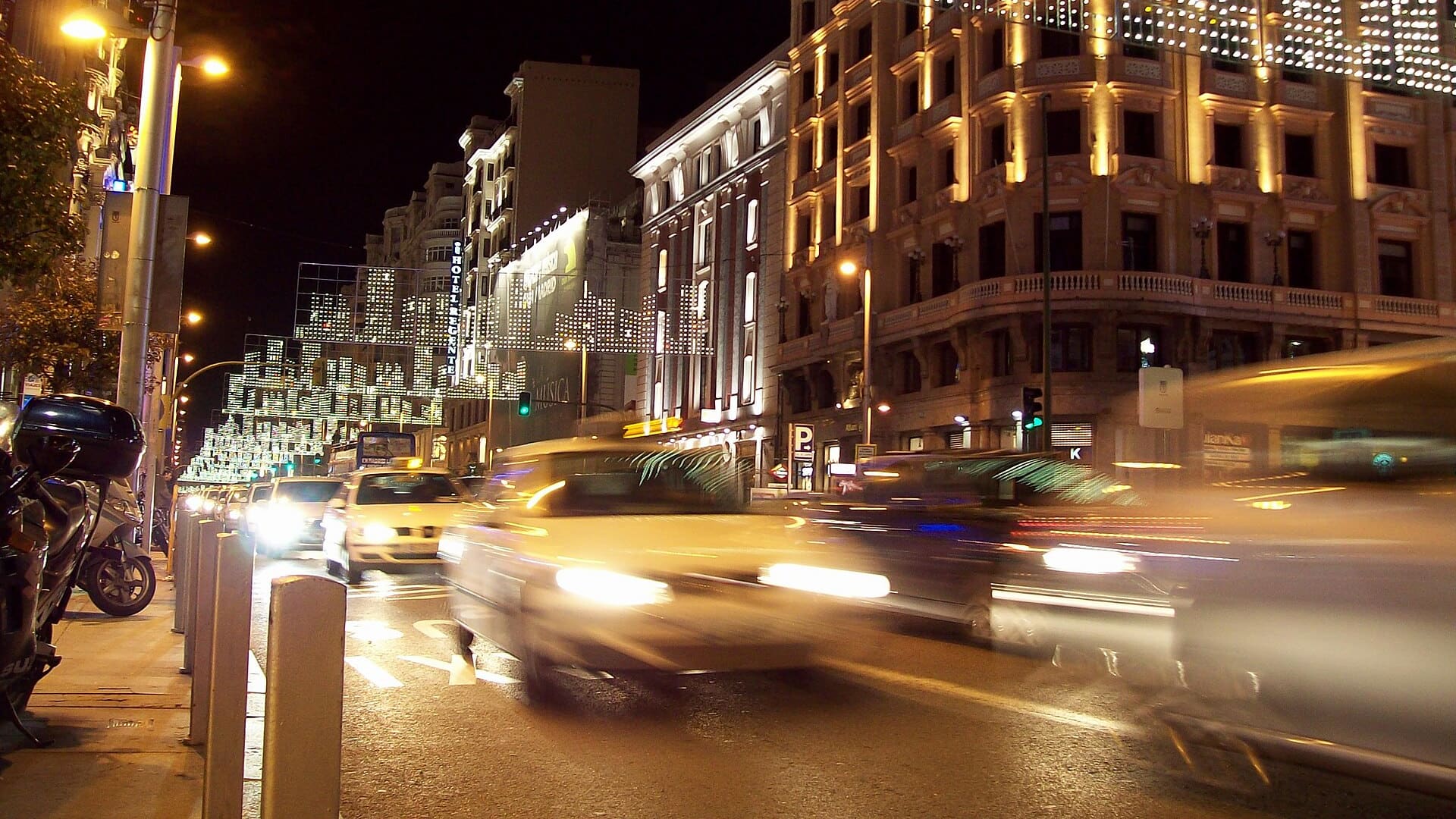 Edificios de la Gran Vía de Madrid al anochecer
