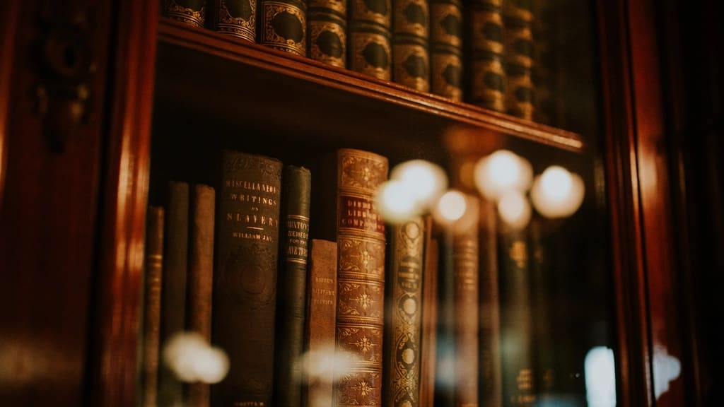 Estantería con libros antiguos de derecho