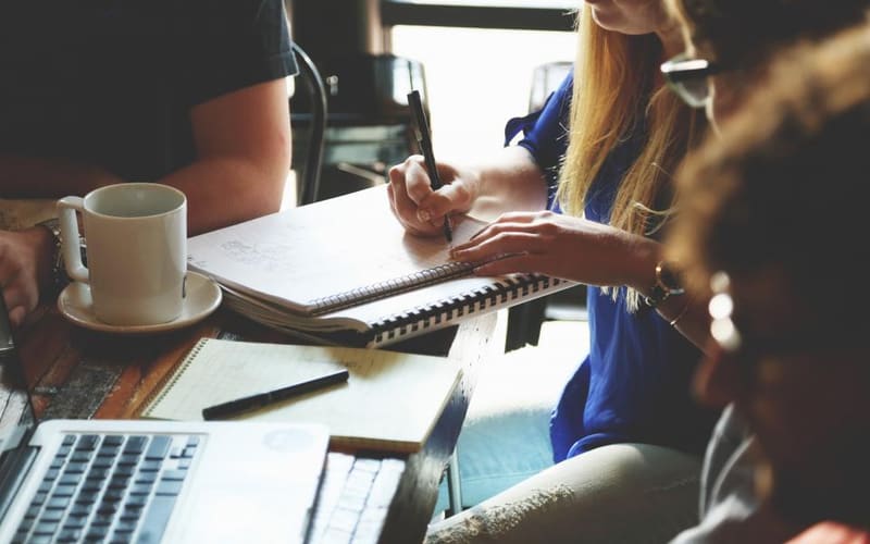 Reunión de trabajo tomando notas