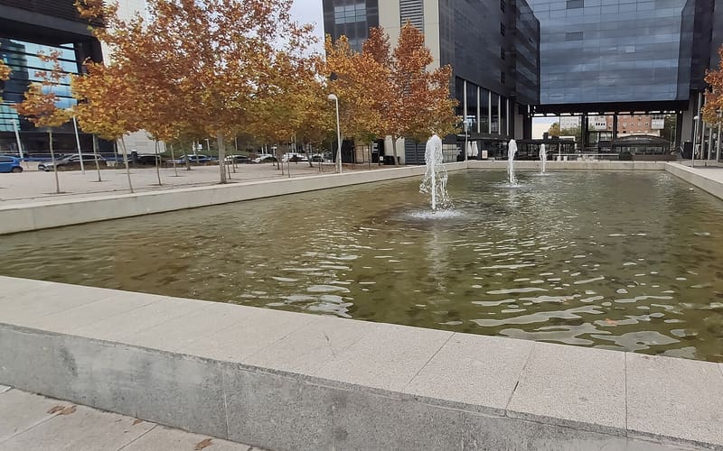 Plaza y fuente a los pies de las Cuatro Torres de Madrid