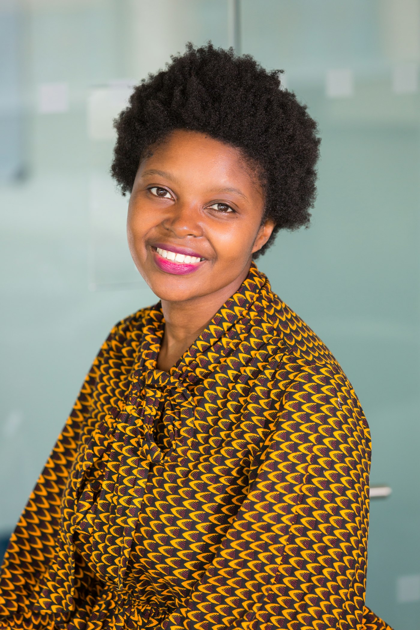 Personas conversando y revisando información en una mesa